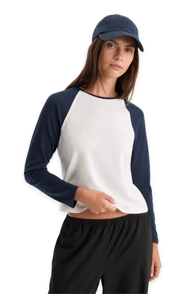 Good American THE LONG SLEEVE RAGLAN TEE